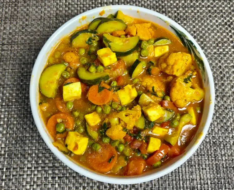 パニールマサラベジタリアンカレー、手早くておいしい、シンプルな毎日の夕食のアイデア