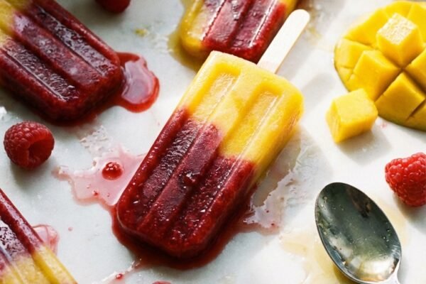 冷凍ラズベリーマンゴーベリーニアイスキャンディーのレシピ: ツートンカラーの夏のおやつ