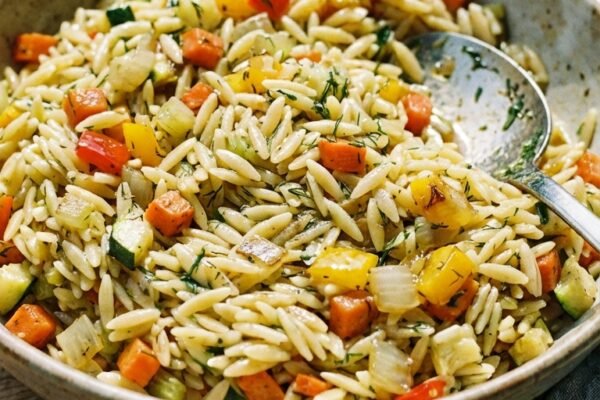 オルゾパスタサラダのレシピ：9種類の野菜、ディジョンドレッシング